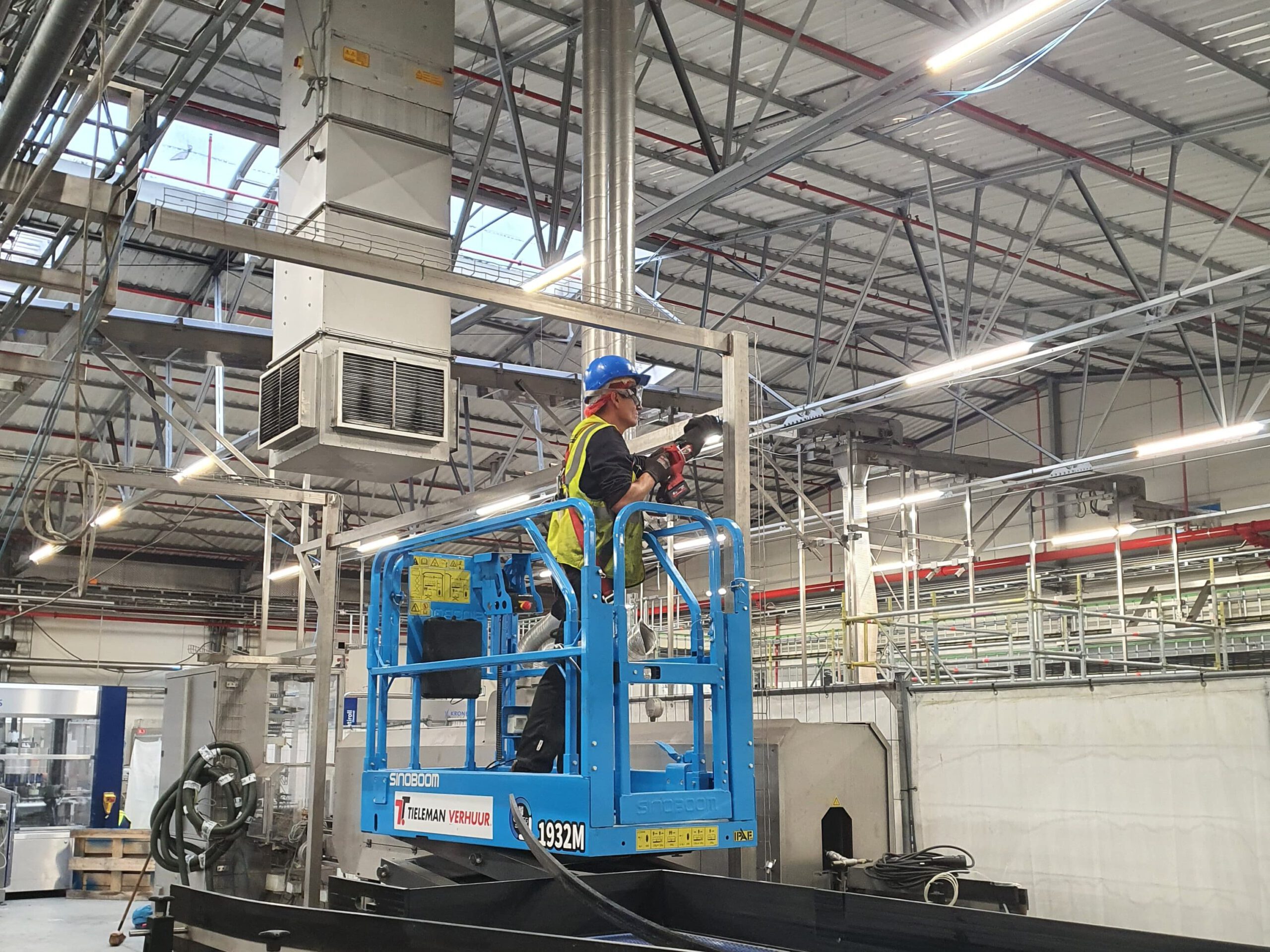 Dismantling work at height in an aerial work platform. 